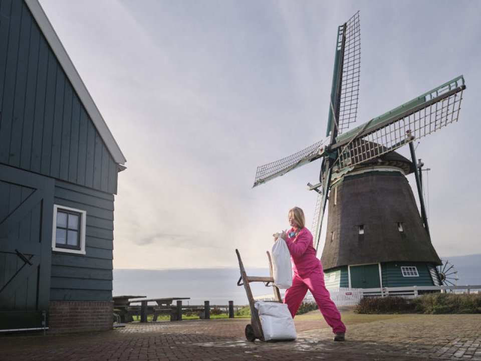 Sharon 'The Pink Miller' bij de molen in Oterleek