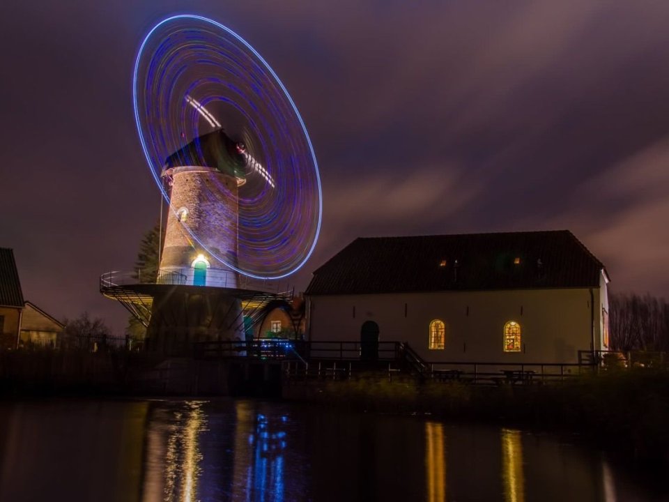 Avondfoto van verlichte draaiende Kilsdonkse molen in Heeswijk dinther