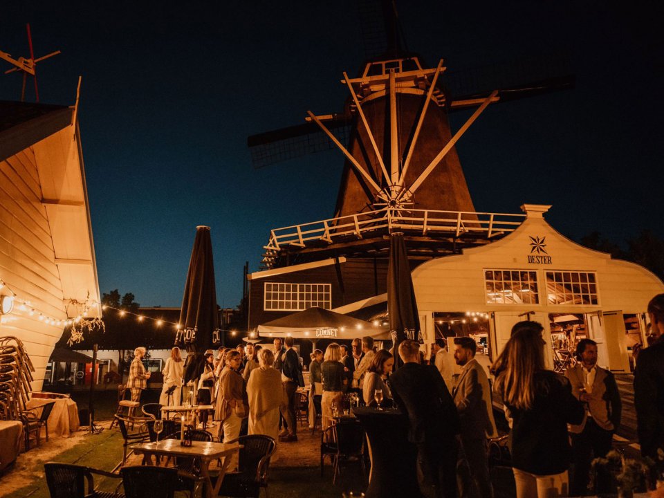 Avondfoto van de gezellige markt bij molen De Ster in Utrecht