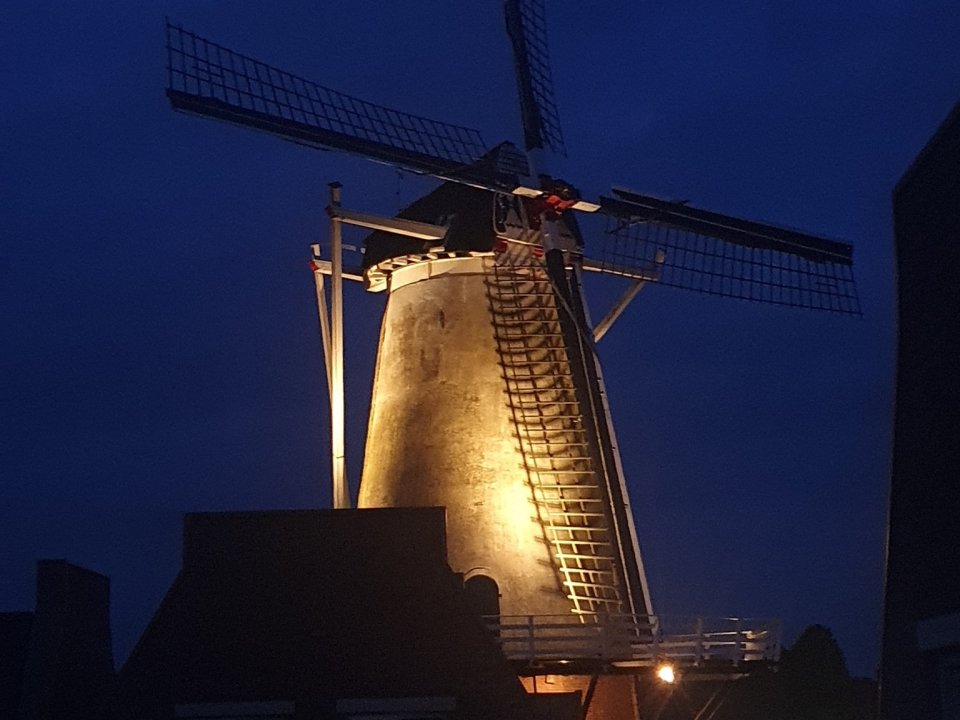 Avondfoto van verlichte ronde stenen molen Oude Hengel in Ootmarsum