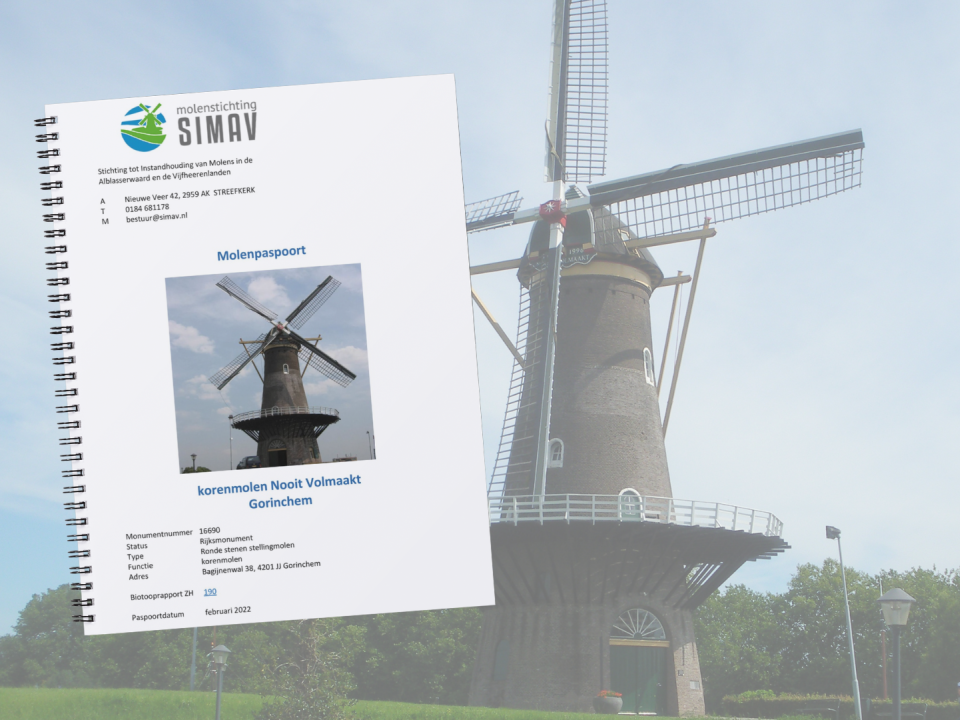 Een beeld van de molen met en document op de voorgrond van het Molenpaspoort