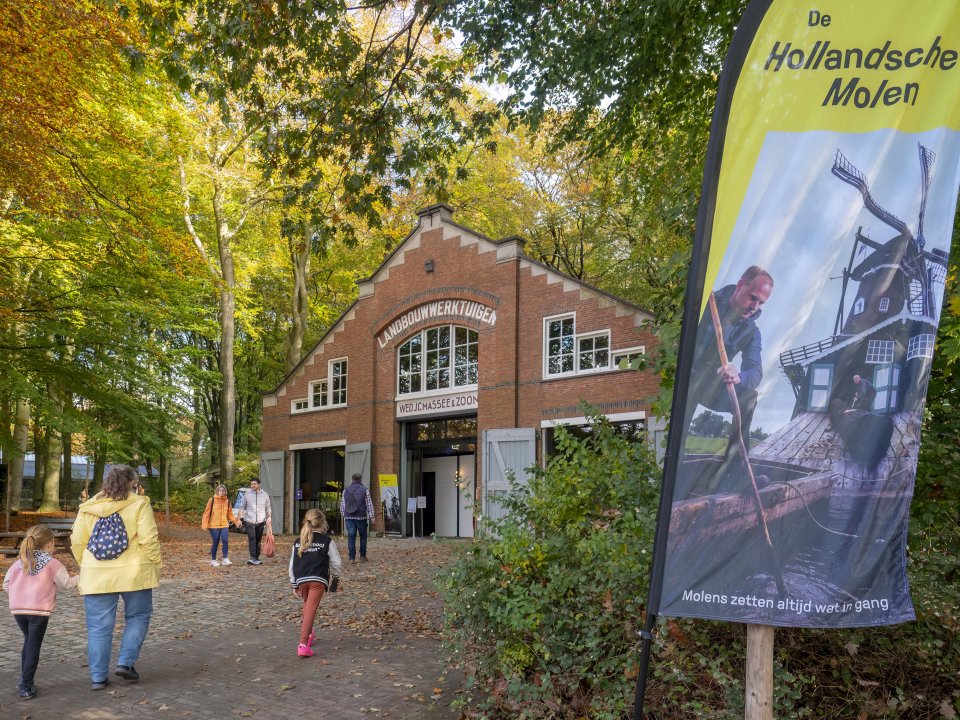 Loods met beachflags en mensen buiten bij Openluchtmuseum Arnhem