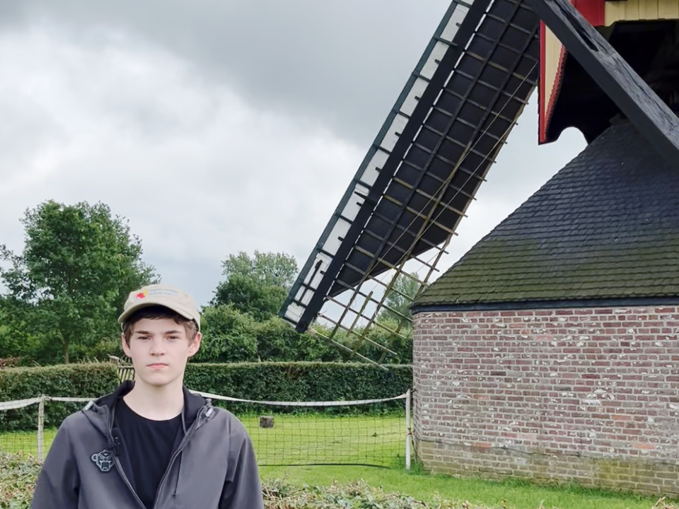 Tiener bij molen Zeldenrust, Overasselt