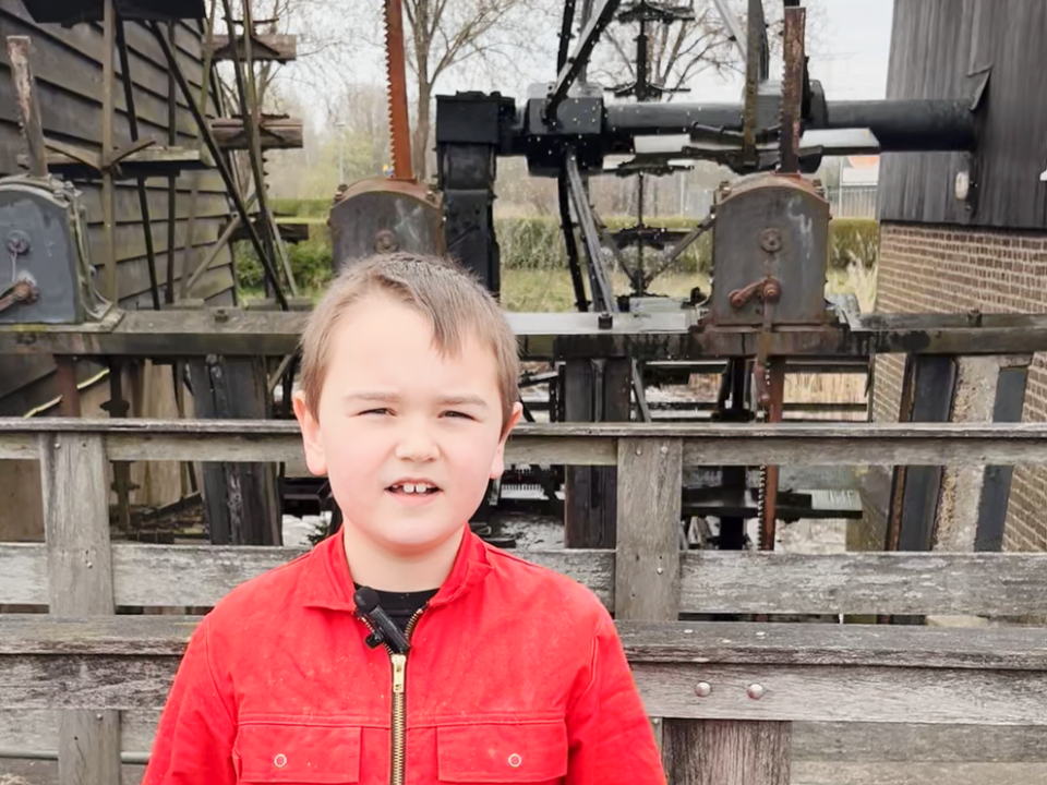 Jongetje met rode overall voor de Opwettense watermolen