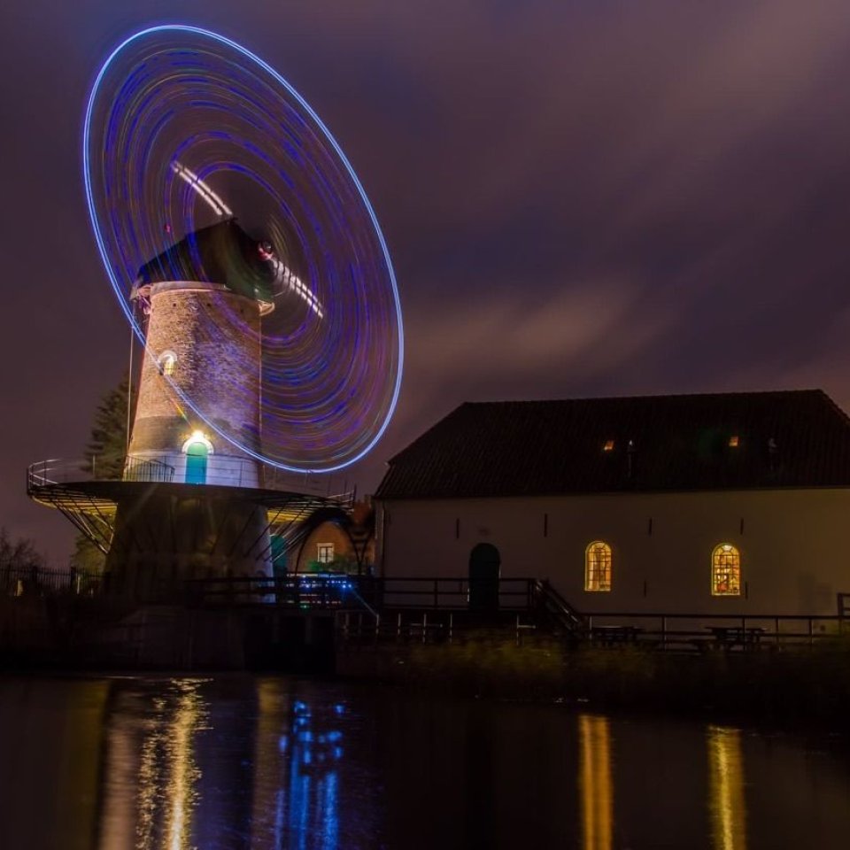 Avondfoto van verlichte draaiende Kilsdonkse molen in Heeswijk dinther