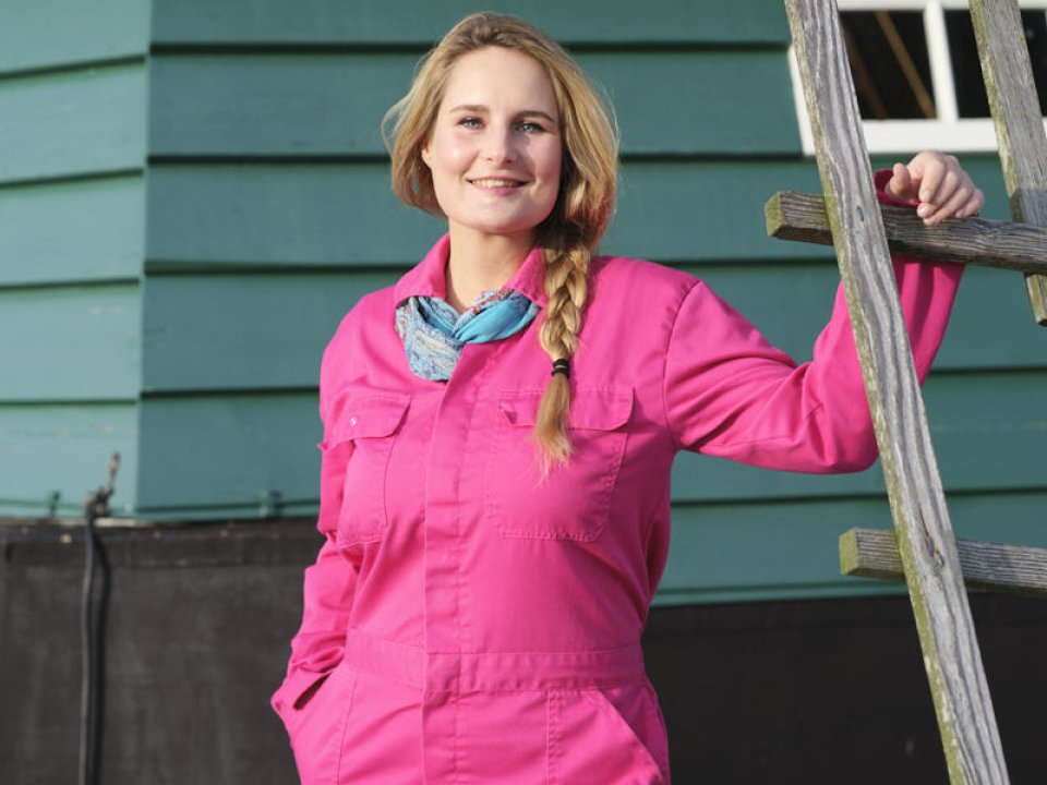 Sharon Engers in haar typisch roze overall bij molen de Otter, Oterleek