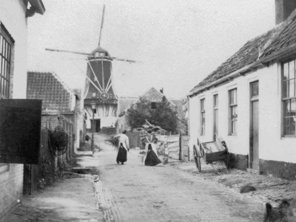 De Molenstraat in Vianen rond 1900